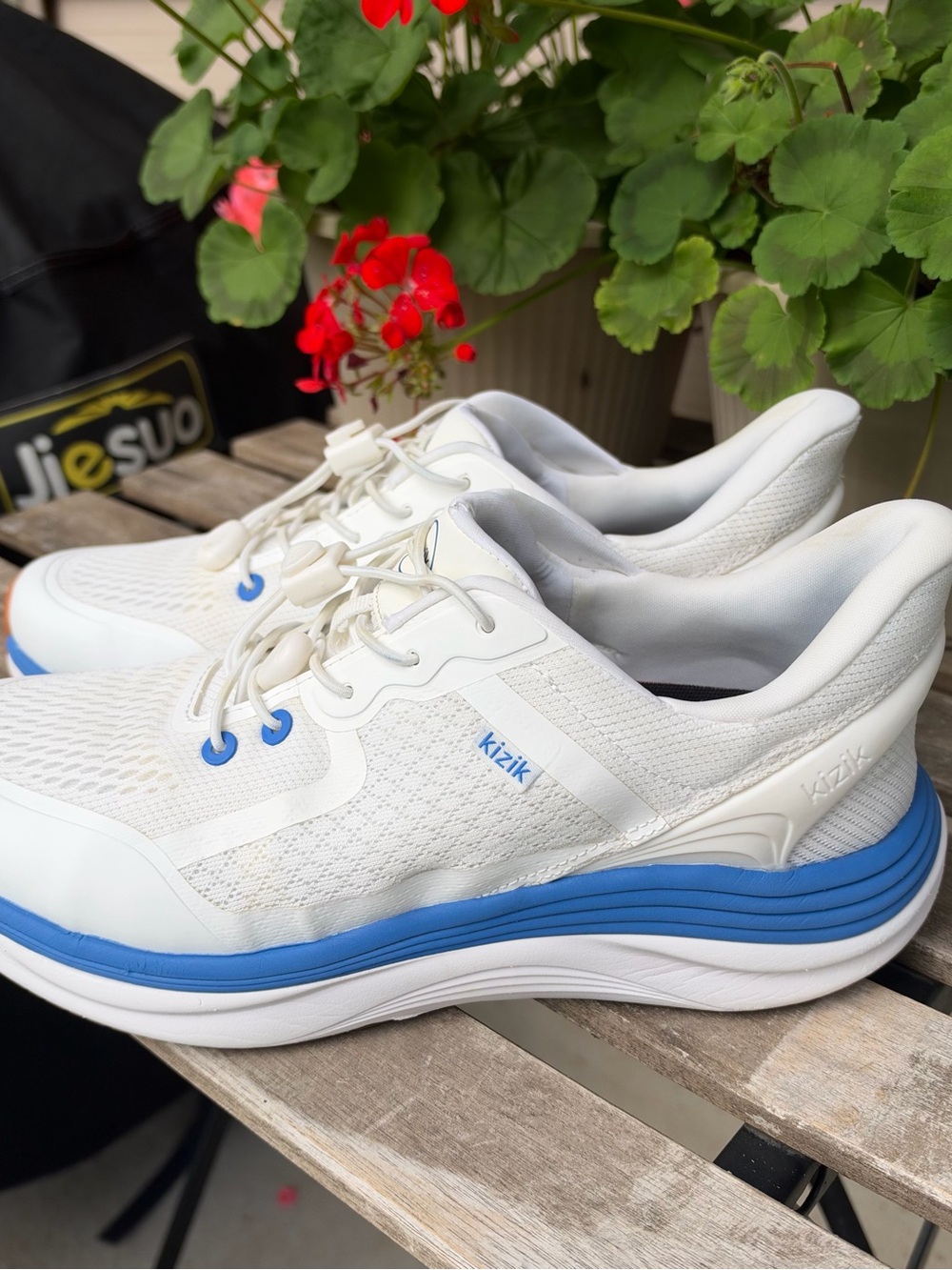 Kizik Men’s White and Blue Comfort Walk Athletic Shoes